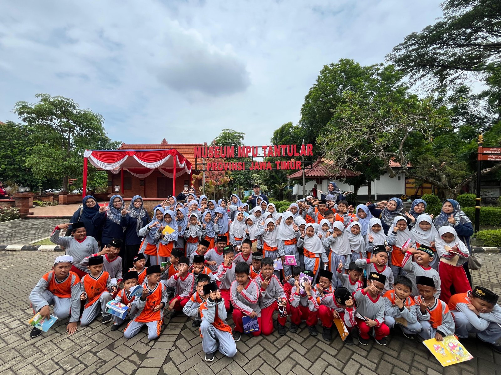 Perluas Wawasan Sejarah, Siswa MI Miftahul Ulum Popoh Laksanakan Pembelajaran Kontekstual di Museum Mpu Tantular